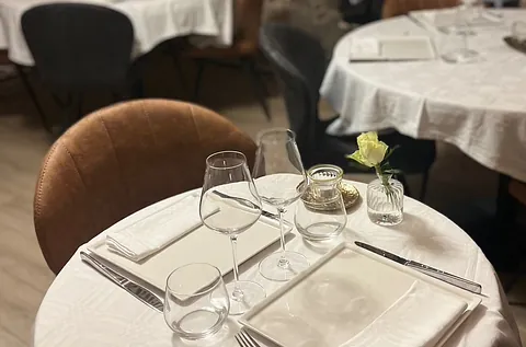 foto di un ristorante professionale che serve